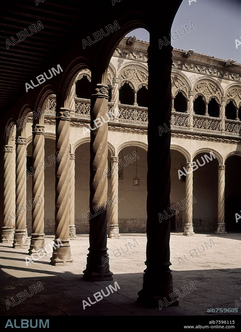 JUAN GUAS. CLAUSTRO DE SAN GREGORIO CONSTRUIDO A FINALES DEL SIGLO XV - ANTIGUO COLEGIO SAN GREGORIO CONSTRUIDO POR ORDEN DE FRAY ALONSO DE BURGOS.