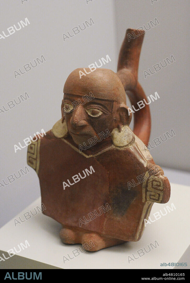Vasija que representa a un pesonaje ataviado con camisa. Cerámica. Cultura Mochica (100 a. C.-700 d. C.). Perú. Museo de América. Madrid. España.