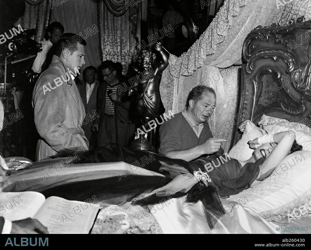 BILLY WILDER, GLORIA SWANSON y WILLIAM HOLDEN en EL CREPÚSCULO DE LOS DIOSES, 1950 (SUNSET BLVD.), dirigida por BILLY WILDER. Copyright PARAMOUNT PICTURES.