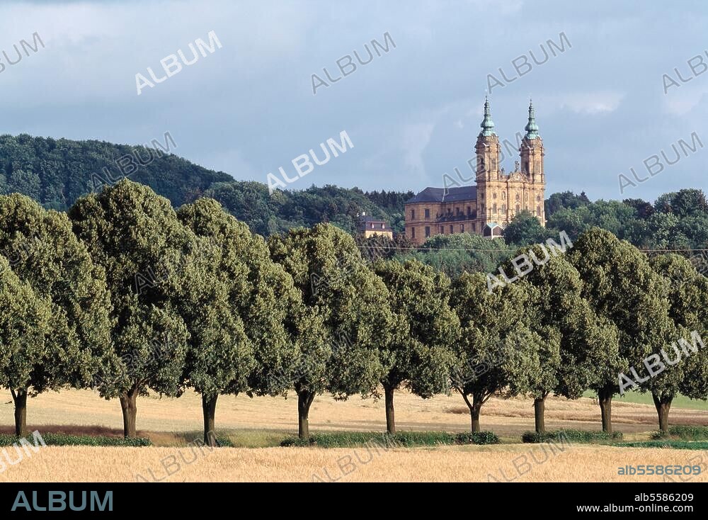 Vierzehnheiligen (Bad Staffelstein, Bavière, Allemagne), église et lieu de pélerinage (constr. 1743-72 ; arch : Balthasar Neumann).- Vue de la vallée du Main avec, au fond, l'église des Vierzehnheiligen (14 saints).