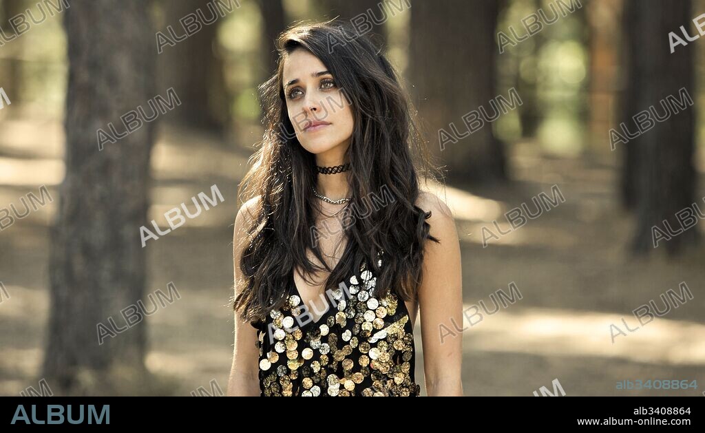 MACARENA GARCIA en LA LLAMADA, 2017, dirigida por JAVIER AMBROSSI y JAVIER CALVO. Copyright Apache Films / Sábado Películas / RTVE.
