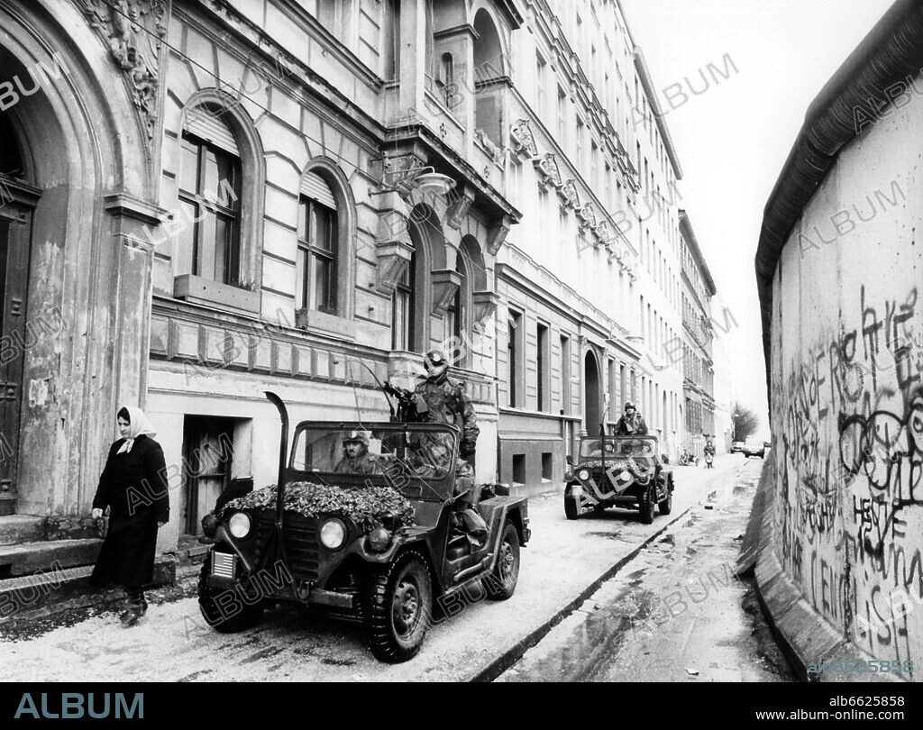 Two jeeps of the U.S. army during their routine patrol at the Berlin Wall on 14 January 1986. 14/01/1986
