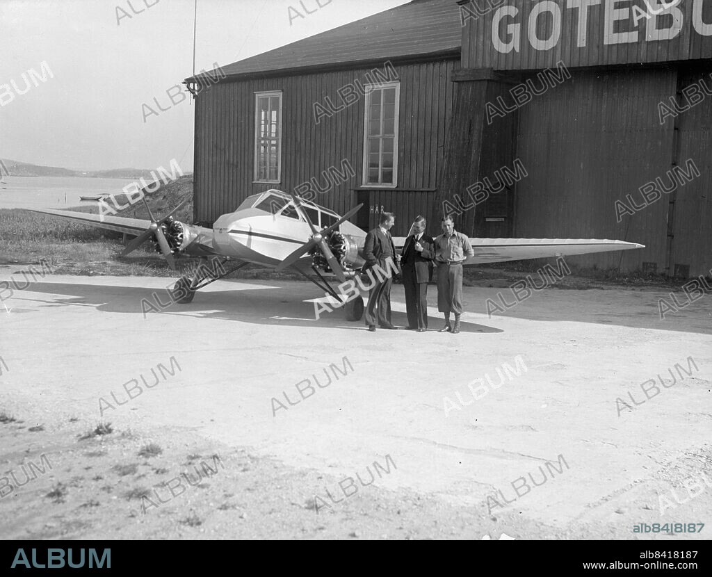 Göteborg Torslanda flygfält i slutet på 1930-talet - Gösta Fraenckel med sitt nya flygplan som han fått av sin moder - *** Local Caption *** Inscannad från glasplåt ägd av Lennart Tolge . KAMERAREPORTAGE.