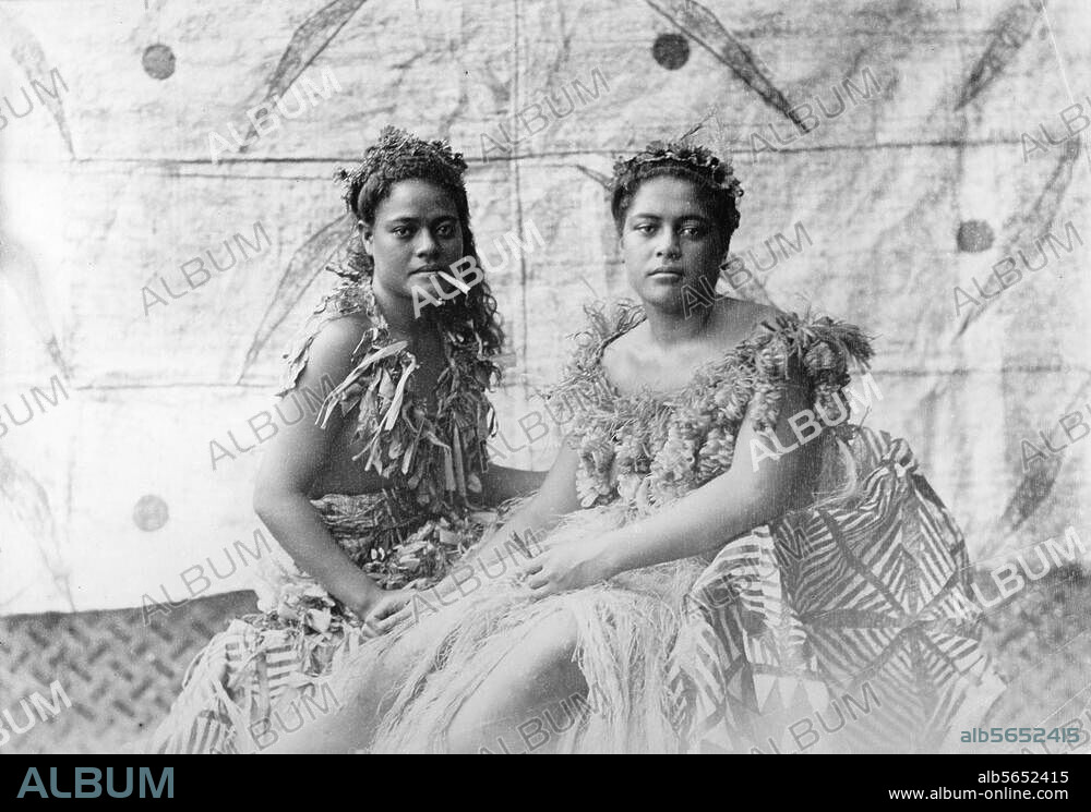 Völkerkunde:. Ozeanien / Tonga-Inseln (Freundschaftsinseln). Junge Polynesierinnen. Photographie, um 1895 (Dufty Photographers, Tonga S.S.). Handschriftl. bez.: "Native Girls Tonga S.S.).