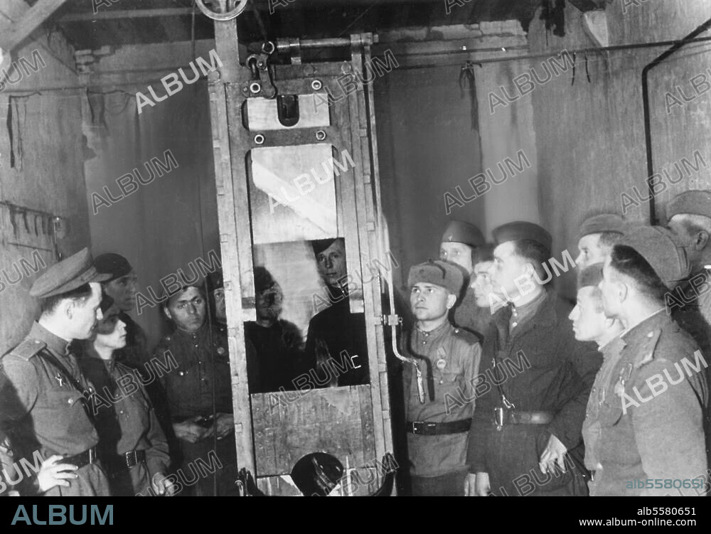 Berlin / Fin de la guerre 1945:. Soldats soviétiques autour d'une guillotine à la prison de Moabit. Photo (I. Chagine), vers mai 1945.