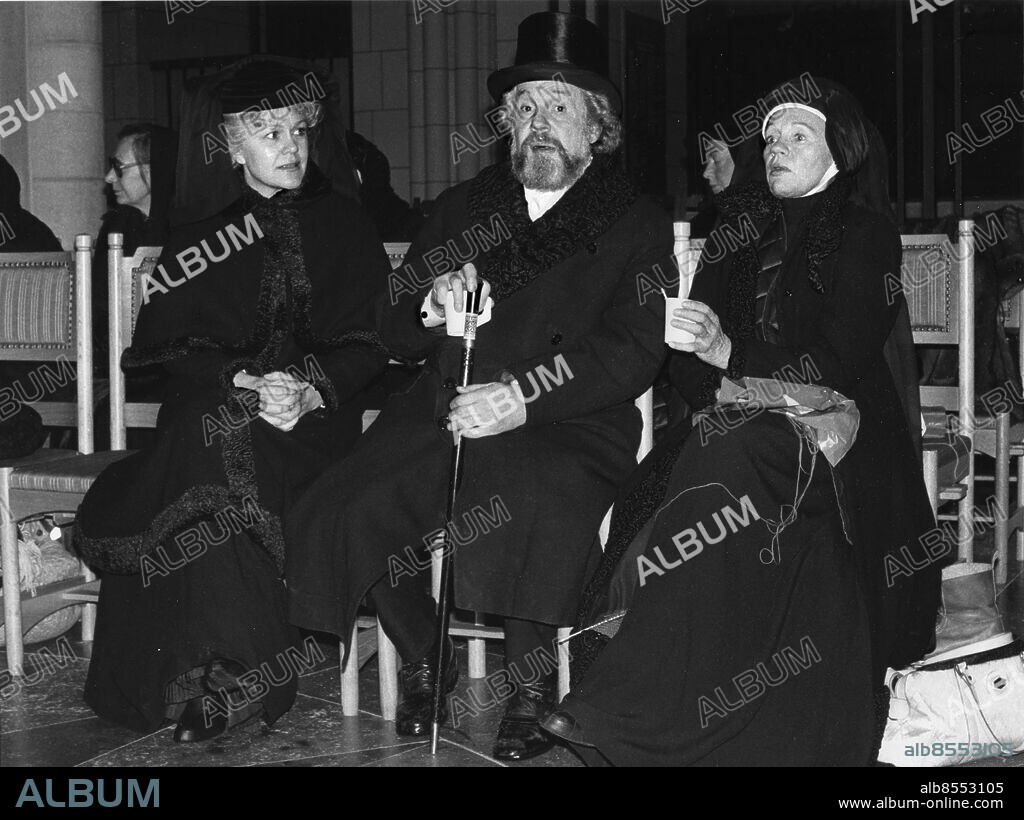ARKIV 1982-01-14. Skådespelarna Christina Schollin, Erland Josephson och Gunn Wållgren under filminspelningen av begravningsscenen i Ingmar Bergmans "Fanny och Alexander" .. Foto: Jan Collsiöö / SCANPIX / Kod: 1001.