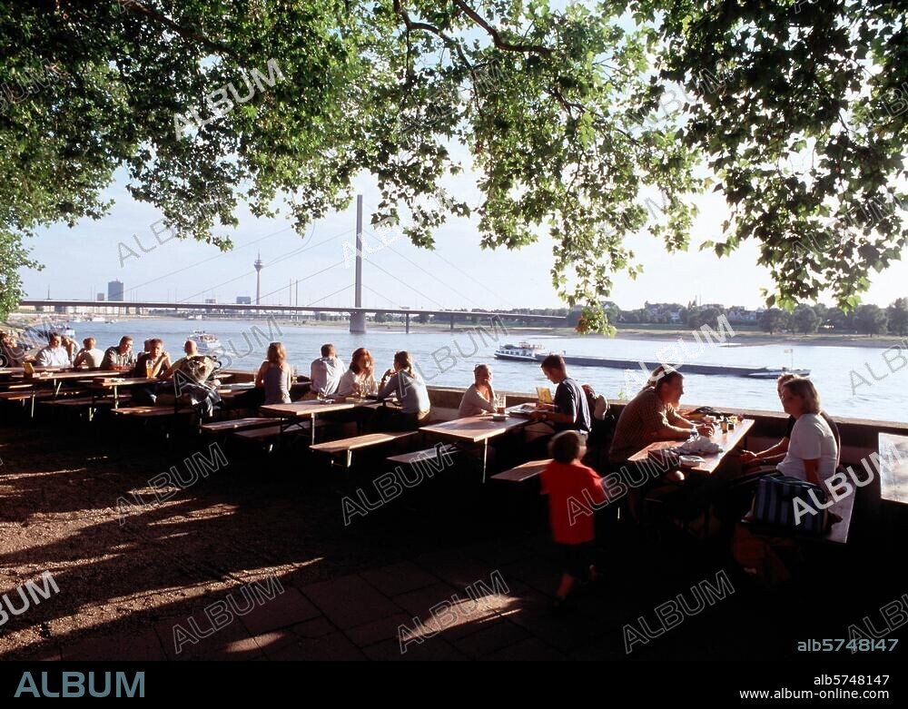 Düsseldorf, Rheinterrasse / Biergarten © Barbara Opitz 4,5 × 6 cm.