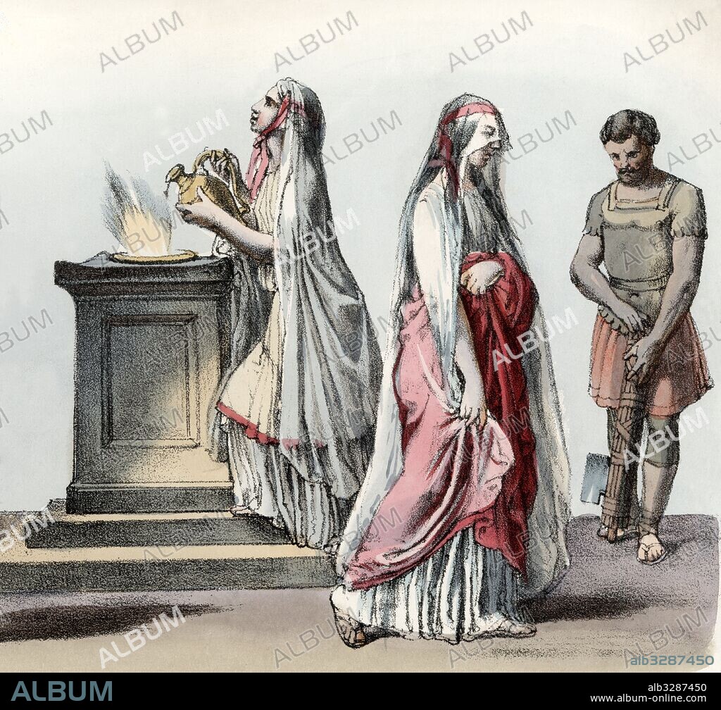 Roma. Edad antigua. Vestales en el templo, sacerdotisas vírgenes responsables de mantener encendido el fuego sagrado, y Lictor portando el fasces en actitud de respeto. Grabado de 1900.