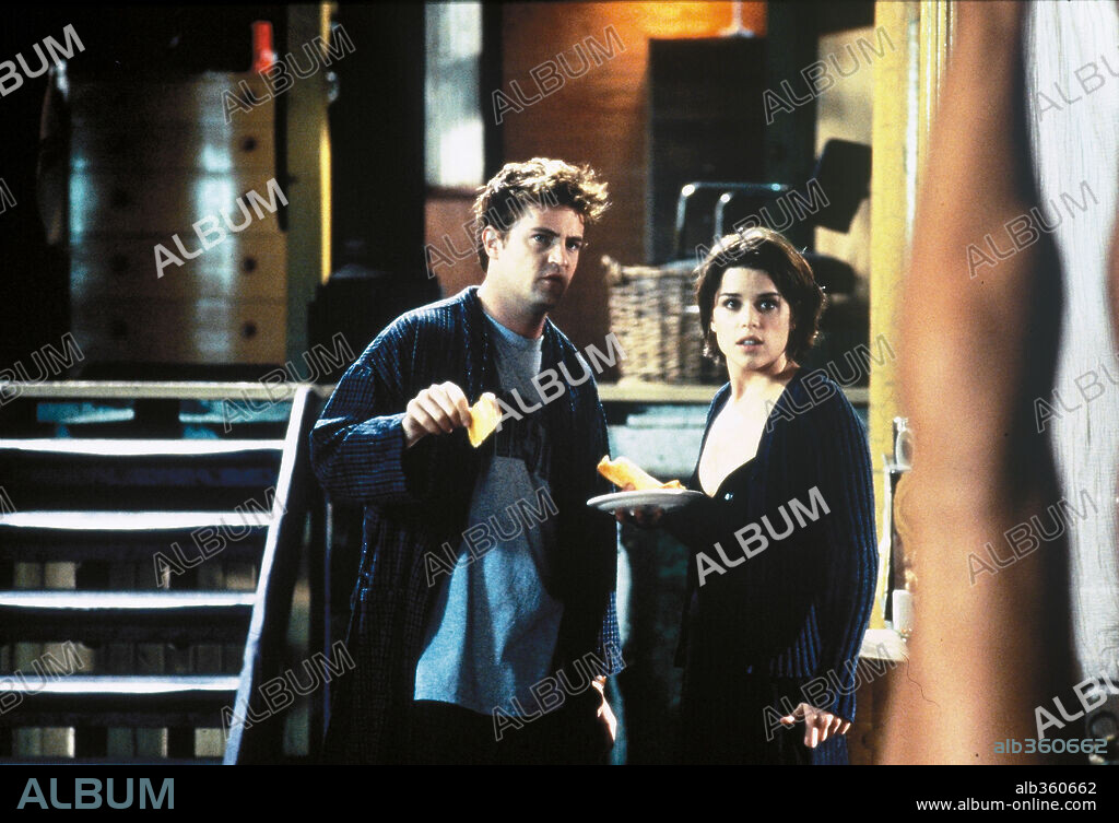 MATTHEW PERRY and NEVE CAMPBELL in THREE TO TANGO, 1999, directed by DAMON SANTOSTEFANO. Copyright WARNER BROTHERS / RAPHY.