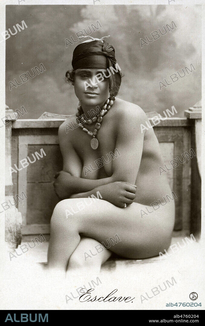 'Esclave' : femme egyptienne nue. Photographie erotique anonyme pour une carte postale vers 1920. Credit : Collection IM/KHARBINE-TAPABOR.