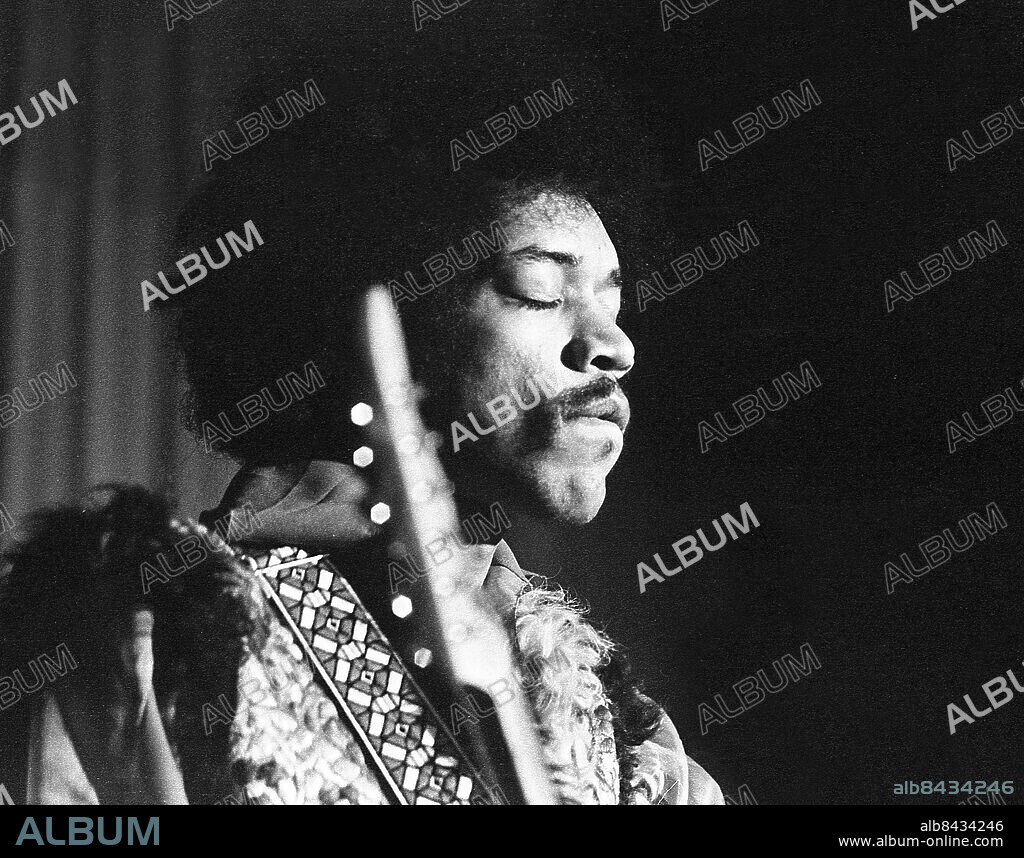 GÖTEBORG 1969-01-08. Jimi Hendrix, amerikansk gitarrist, sångare och låtskrivare uppträder på Cirkus i Göteborg.. Foto: Erik Karlsson / Expressen / TT / Kod: 192. **AFTONBLADET OUT**.