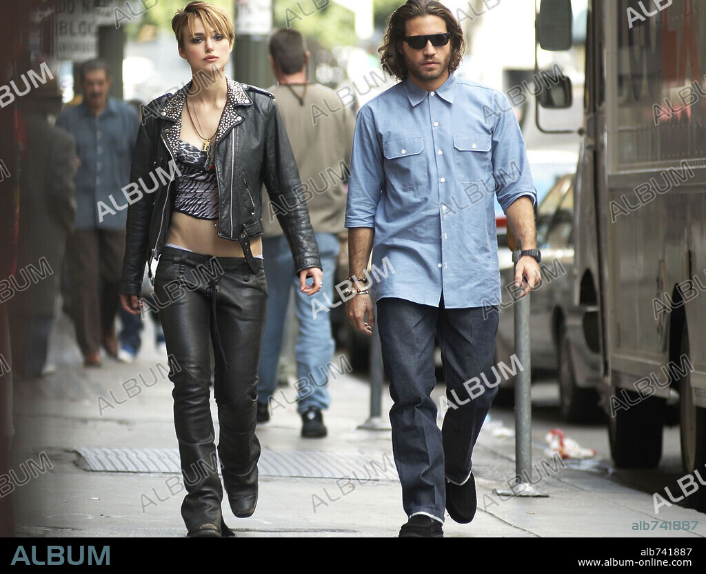 EDGAR RAMIREZ and KEIRA KNIGHTLEY in DOMINO, 2005, directed by TONY SCOTT. Copyright NEW LINE CINEMA / SCARAMUZZA, DANIELLE.