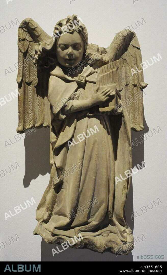 Arte gótico. Angel músico tocando un instrumento musical de viento. Westfalia, hacia el 1430. Piedra arenisca de Baumberg. Museo Schnütgen. Colonia, Alemania.