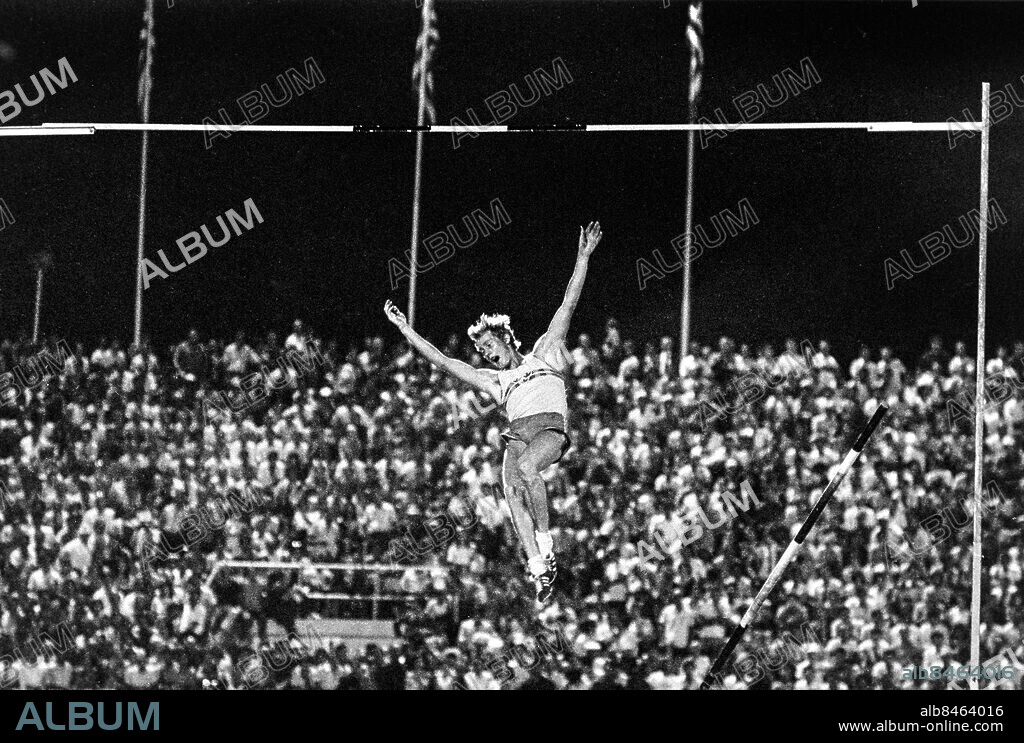 ATEN 1969-09-20. Stavhopparen Kjell Isaksson jublar i luften under ett stavhopp vid Europamästerskapen i friidrott i Aten 20:e september 1969. Isaksson tog silver med ett hopp på 5,20. Foto: EPU / TT / Kod: 193.