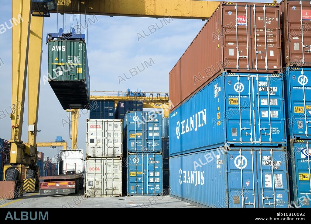 Cargo containers, Port of Bilbao, Santurtzi. Biscay, Euskadi, Spain.