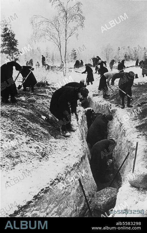 2. Weltkrieg / Sowjetunion 1941-45. Belagerung Leningrads durch die deutsche Heeresgruppe Nord, ab 8.9.1941. Zivilisten beim Ausheben von Schützengräben, auf einem noch offenen Zugangsweg nach Leningrad, 23.11.1941.