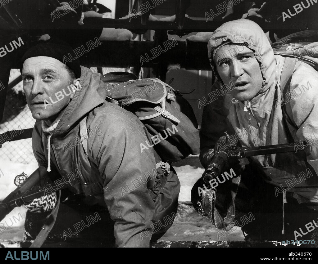 KIRK DOUGLAS y RICHARD HARRIS en LOS HÉROES DEL TELEMARK, 1965 (THE HEROES OF TELEMARK), dirigida por ANTHONY MANN. Copyright COLUMBIA PICTURES.