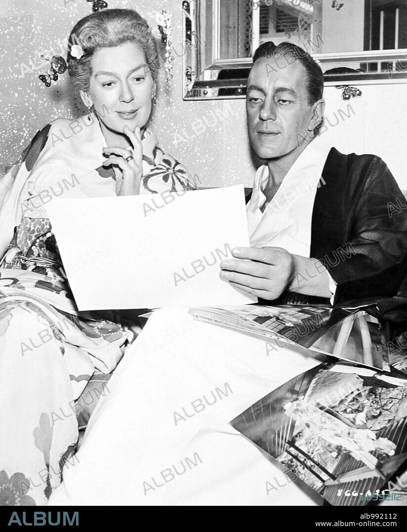 ALEC GUINNESS and ROSALIND RUSSELL in A MAJORITY OF ONE, 1961, directed by MERVYN LEROY. Copyright WARNER BROS.