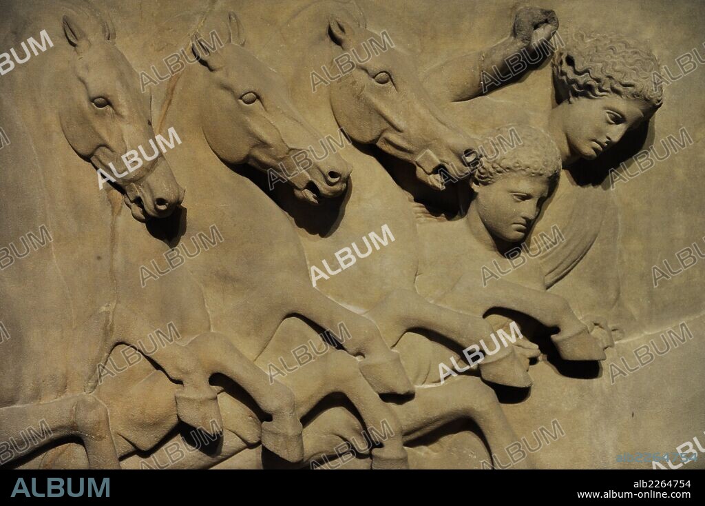 ARTE. SIDON. ANTIGUO LIBANO. FENICIOS. SARCOFAGO LICIO (fines s. V a. C.). Arca realizada en mármol de Paros. Procede de la necrópolis de Sidón (Sayda, Líbano). Los reyes de Sidón encargaban los trabajos a artesanos varios (egipcios, licios, griegos...). Este sarcófago es una mezcla de estilo del Peloponeso y estilo tradicional licio de Anatolia. Detalle relieves. Museo Arqueológico. Estambul.