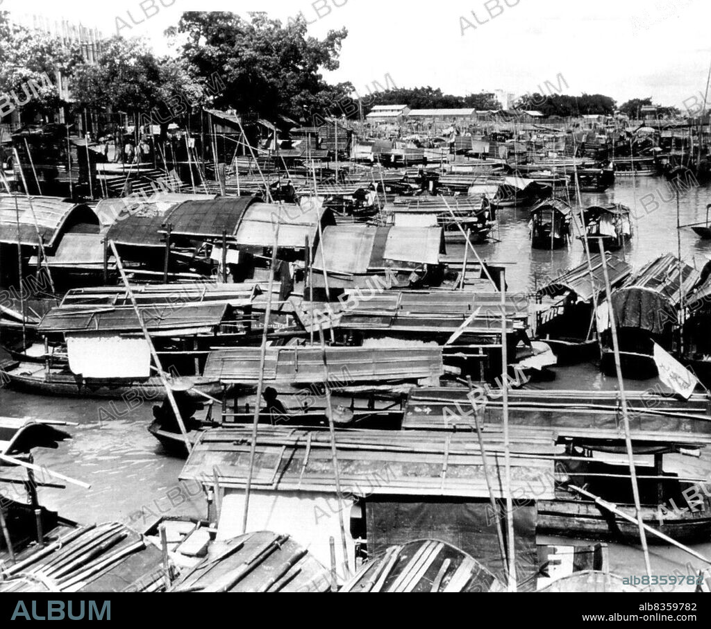 City within City In China's New Capital -- This is a part of the huge floating city on the Pearl River in Canton, China. Junks and boats of all sizes and descriptions comprise this cluttered and crowded portion of the new capital of Nationalist China. Dwellers on these boats live a life of their own, having their own restaurants, tea boats, amusements and shopping centers on the water. Life went on a usual in city, June 7, when picture was made, despite fact it appears to be next objective of Red armies. June 14, 1949. (Photo by AP Wirephoto).