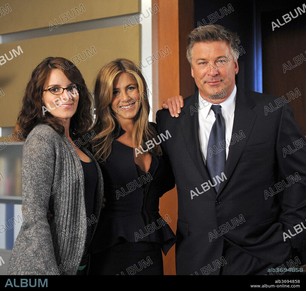 ALEC BALDWIN, JENNIFER ANISTON y TINA FEY en ROCKEFELLER PLAZA-TV, 2006 (30 ROCK-TV). Copyright NBC.