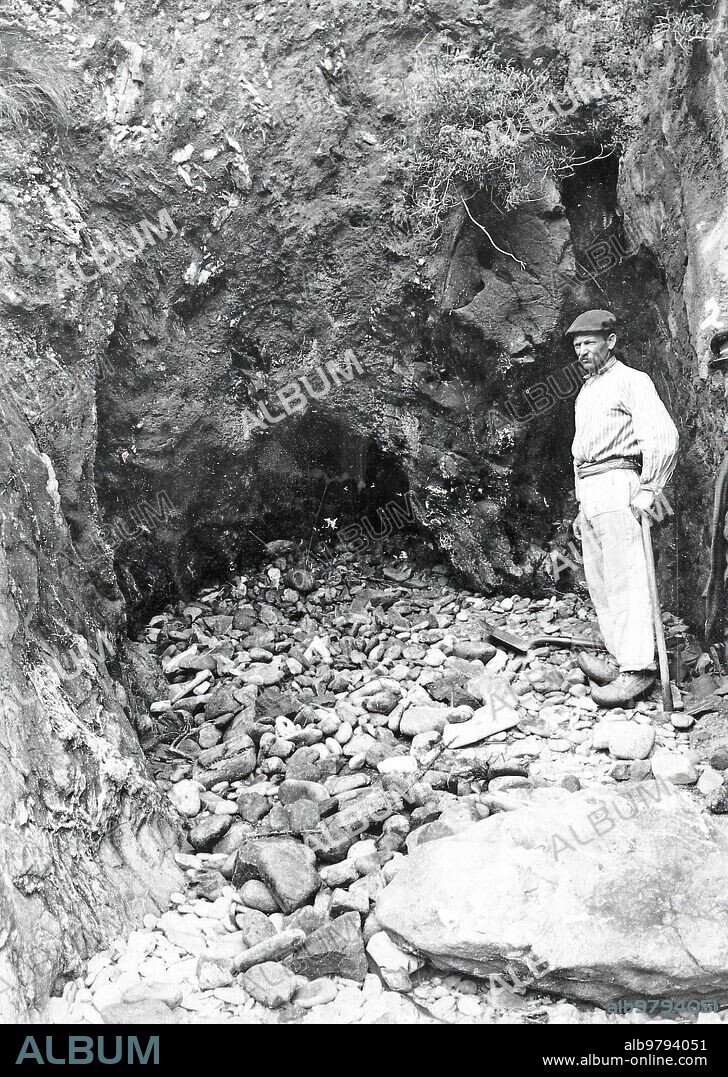 Agosto 1913. El Crímen de Muros (Asturias). Cueva donde Han aparecido en un saco los Restos Mutilados de Hermenegildo Álvarez.