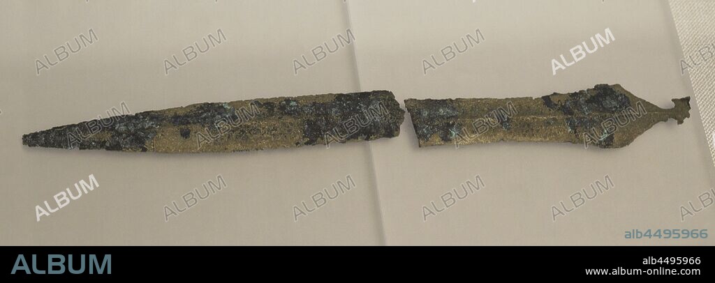 Espada o puñal. Hacia 1000 a. C. Bronce. Procedente de Ponte da Pasaxe (provincia de La Coruña). Museo Arqueológico e Histórico (Castillo de San Antón). La Coruña. Galicia. España.