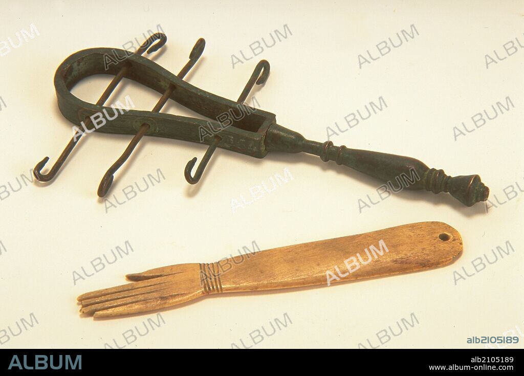 INSTRUMENTOS MUSICALES: CASTAÑUELAS Y SISTRO. EGIPCIO. (DEPOSITO: MUSEO ARQUEOLOGICO NACIONAL).
