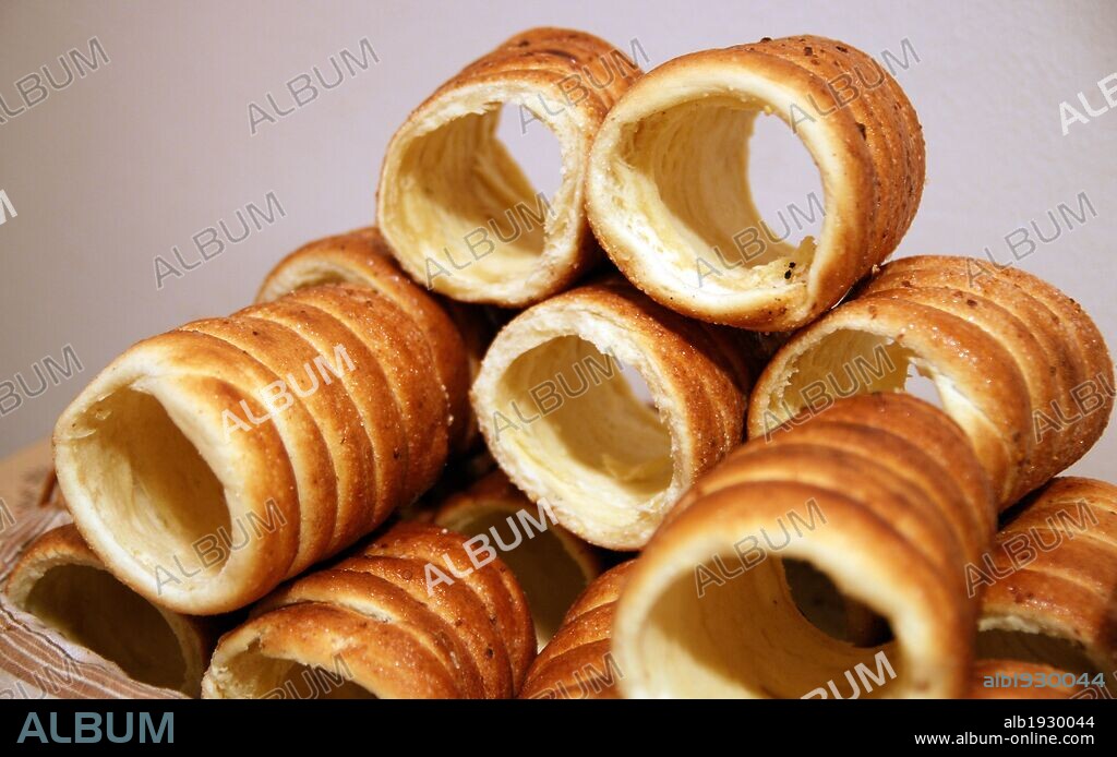 GASTRONOMIA CHECA. "TRDELNIK". Panecillo dulce con azucar y canela. Se prepara asado sobre unos rodillos. Praga. República Checa. Europa Central.