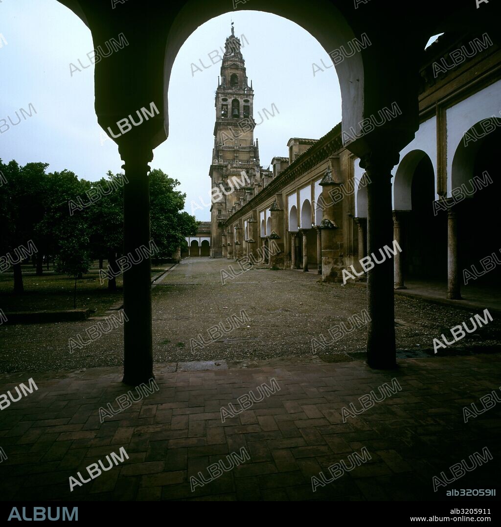 MEZQUITA DE CORDOBA. PATIO DE LOS NARANJOS  Y TORRE DE LA CATEDRAL.  CORDOBA, ESPAÑA.