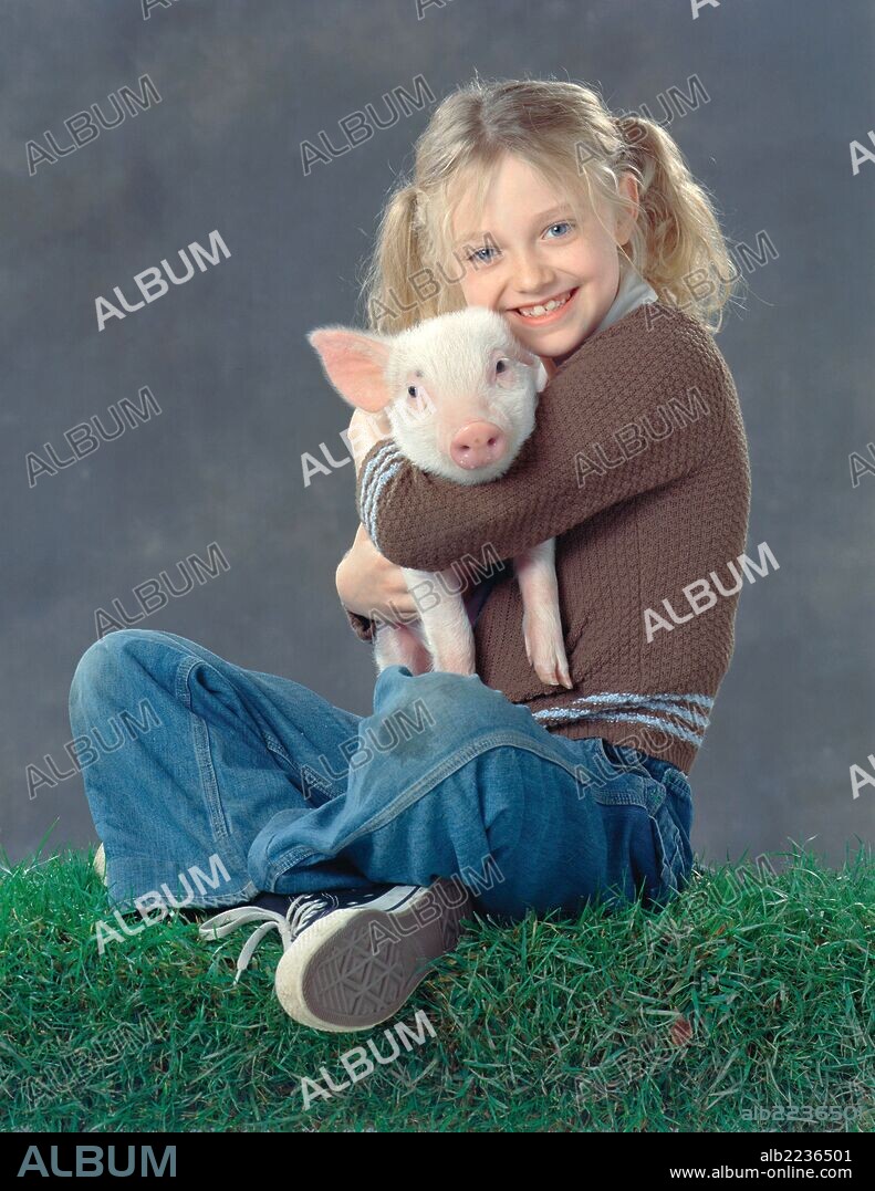 DAKOTA FANNING in CHARLOTTE'S WEB, 2006, directed by GARY WINICK. Copyright PARAMOUNT PICTURES.