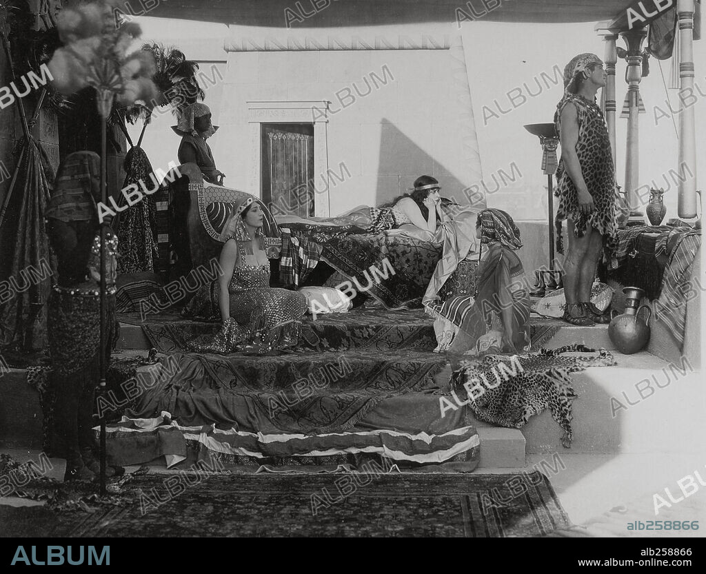THEDA BARA in CLEOPATRA, 1917, directed by J. GORDON EDWARDS. Copyright FOX FILMS.