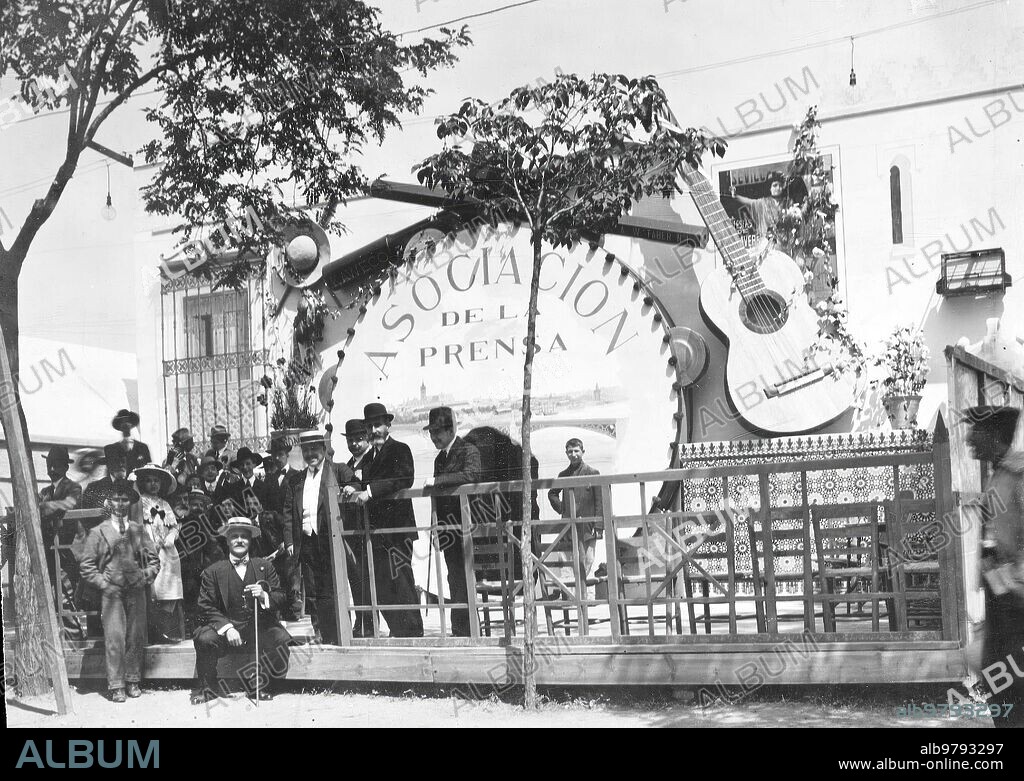 Sevilla, abril de 1912. La feria de primavera en Sevilla. Artística caseta de la Asociación de la Prensa sevillana.