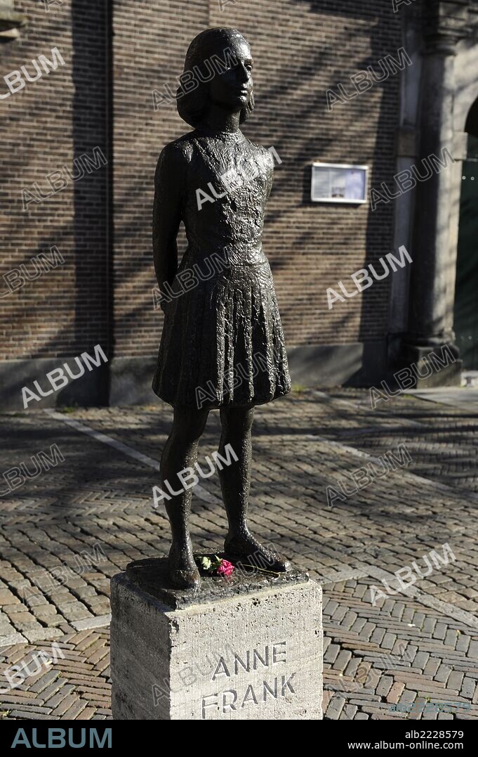 Ana Frank (1929-1945). Niña judía alemana, conocida por su Diario, donde dejó constancia de los casi dos años y medio que pasó ocultándose, con su familia y cuatro personas más, de los nazis en Ámsterdam (Países Bajos) durante la Segunda Guerra Mundial. Escultura conmemorativa a Anne Frank. Utrecht. Holanda. Paises Bajos.