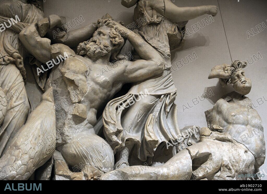 ARTE GRIEGO-HELENISTICO. ASIA MENOR. "ALTAR DE ZEUS O ALTAR DE PERGAMO". Mármol y piedra caliza. Fue construído por orden de Eumenes II Sóter (197-159 a. C.), entre los años 164 y 156 a. C. Moiras atacando a Agrio y Toante. Detalle. Museo de Pérgamo (Isla de los Museos). Berlín. Alemania. Europa.
