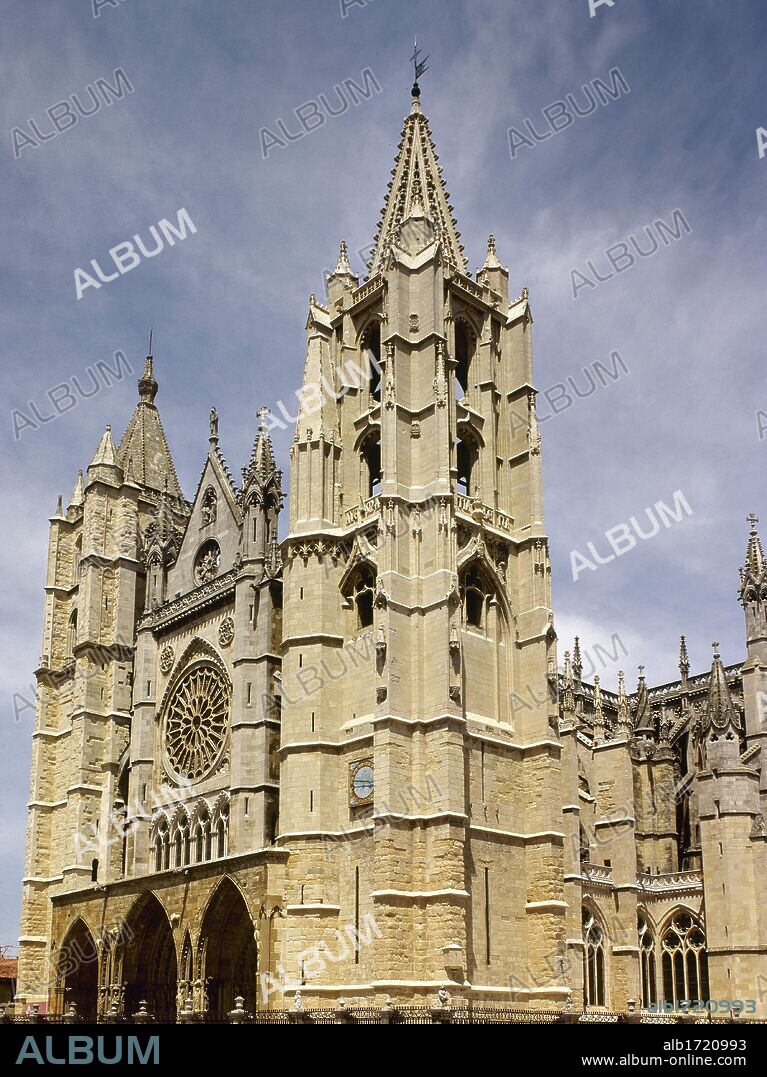 ARTE GOTICO. ESPAÑA. CATEDRAL DE SANTA MARIA DE REGLA. Construida en el año 1205 por iniciativa del obispo Manrique DE LARA. Las obras no finalizaron hasta principios del siglo XIV. Vista parcial del exterior con las dos TORRES asimétricas. LEON. Castilla-León.