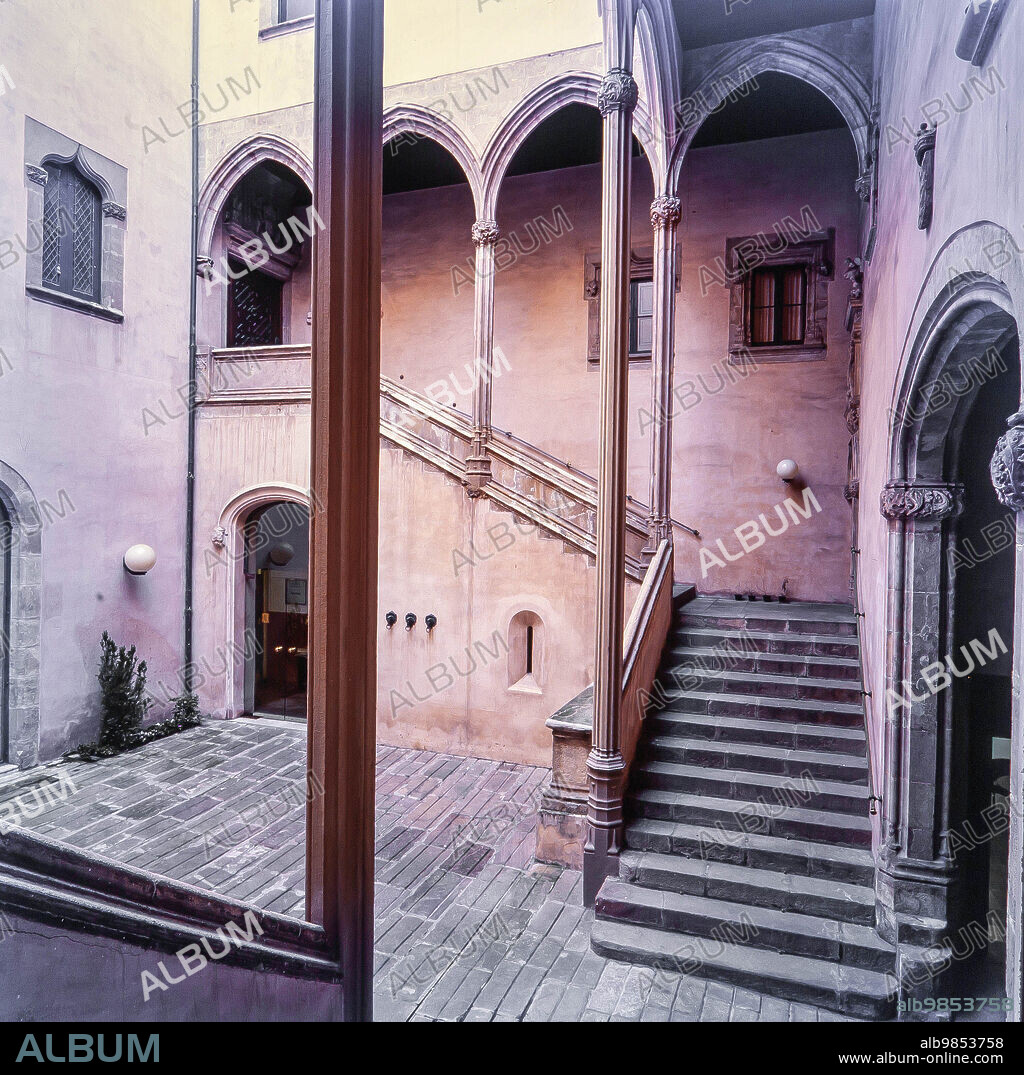 Patio del Palau Centelles de Barcelona, conocido anteriormente como Palau dels Ducs de Solferino, siglo XVI.