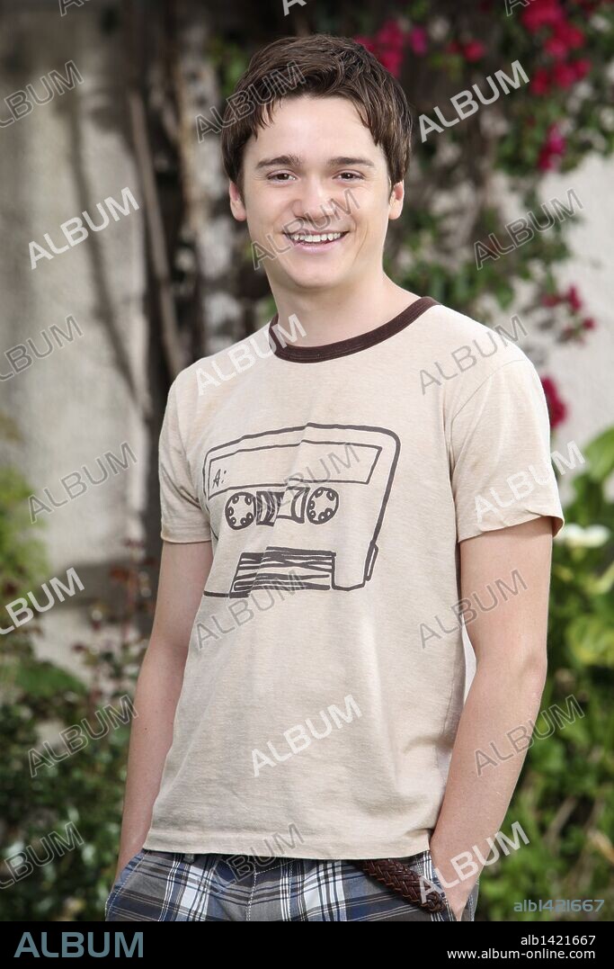 DAN BYRD in COUGAR TOWN, 2009. Copyright DOOZER/COQUETTE PRODUCTIONS/ABC STUDIOS.