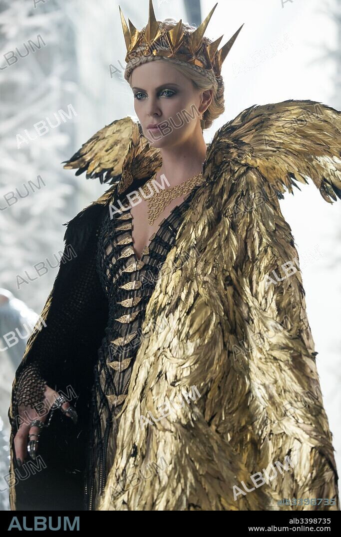 CHARLIZE THERON en CRONICAS DE BLANCANIEVES, LAS: EL CAZADOR Y LA REINA DEL HIELO, 2016 (HUNTSMAN, THE: WINTER'S WAR), dirigida por CEDRIC NICOLAS-TROYAN. Copyright ROTH FILMS/UNIVERSAL PICTURES.