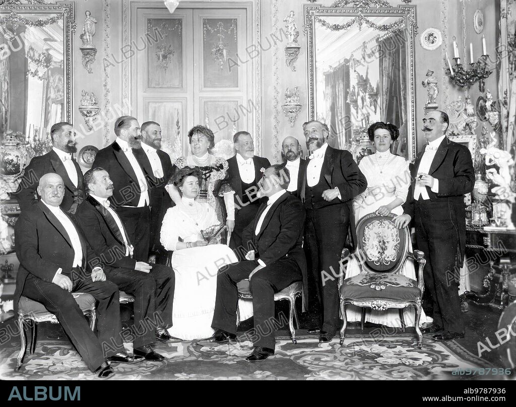 11 febrero 1908. Madrid. La casa de los Condes de Esteban Collantes. Concurrentes al banquete con que el ilustre aristócrata Celebró la fiesta de su Santo. De izquierda A Derecha, Sentados: Sres. Pérez de Guzmán, Mellado, Srta. De Esteban Collantes, Sr. Vicenti; De Pie: Sres. Betegón, Moya, Francos Rodríguez, la condesa de Esteban Collantes, el barón del castillo de Chirel, el Marqués de Valdeiglesias, el Conde de Esteban Collantes, Srta. De Esteban Collantes y Sr. López Ballesteros.