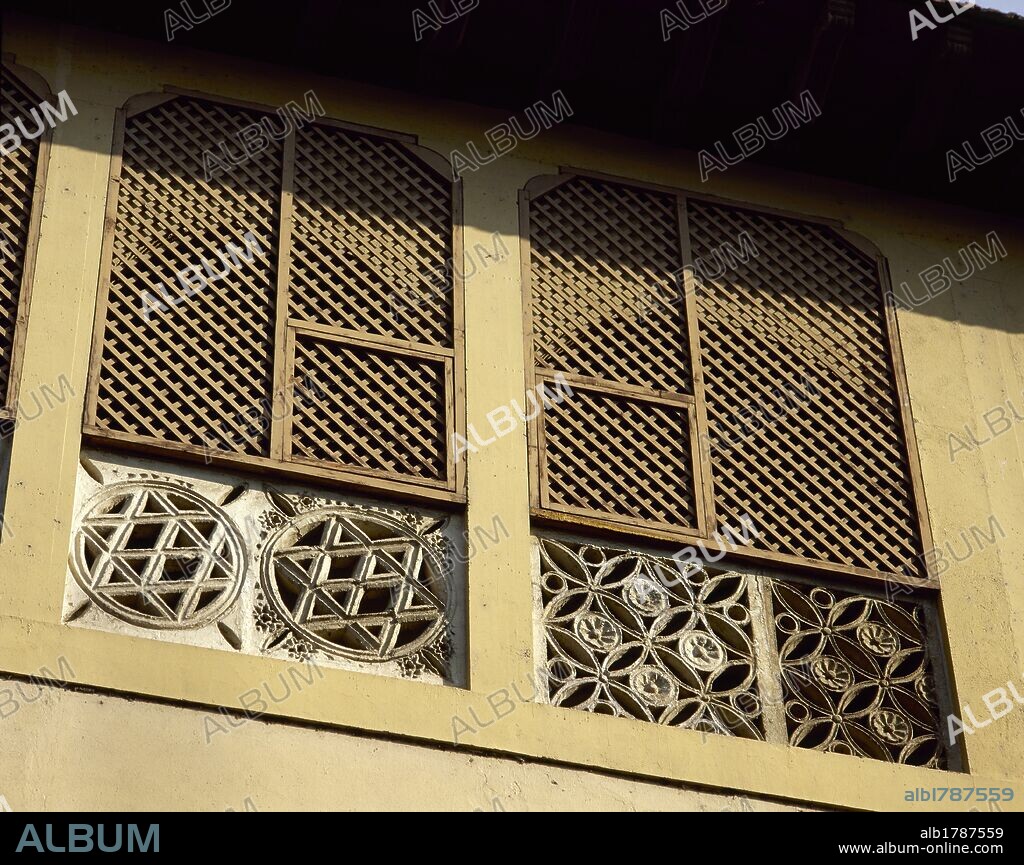 LA RIOJA. HARO. Detalle de los ventanales del PALACIO DE PATERNINA o PALACIO DE BENDAÑA, edificio renacentista (siglo XVI) con un friso decorativo con motivos islámicos y hebreos y blasones en la fachada. Comarca de la Rioja Alta. España.