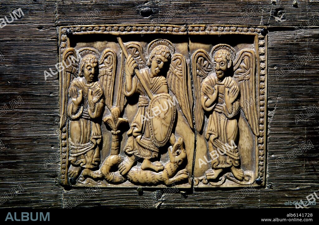 DETALLE DEL ARCA DE LOS MARFILES O DE SAN JUAN BAUTISTA - PLACA DE SAN MIGUEL - SIGLO XI.