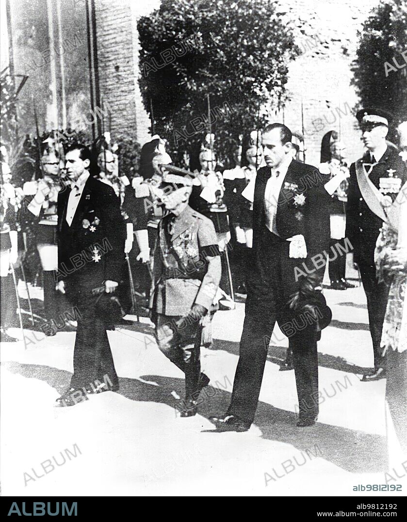 Marzo 1941. Entierro en Roma de L Rey Alfonso Xiii. En la Imagen, sus Hijos, don Juan y don Jaime, y el Rey victor Manuel Iii de Italia.