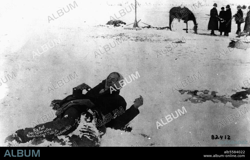 Big Foot, Indian name Si Thanka. Chief of the Minneconjou (Sioux); c. 1825 -29.12.1890 Wounded Knee. Wounded Knee Massacre; massacre by US. soldiers on c. 200 Sioux Indians who had left their reservation under the leadership of their chief Big Foot. The corpse of Big Foot in the snow. Photo, 29th December 1890.