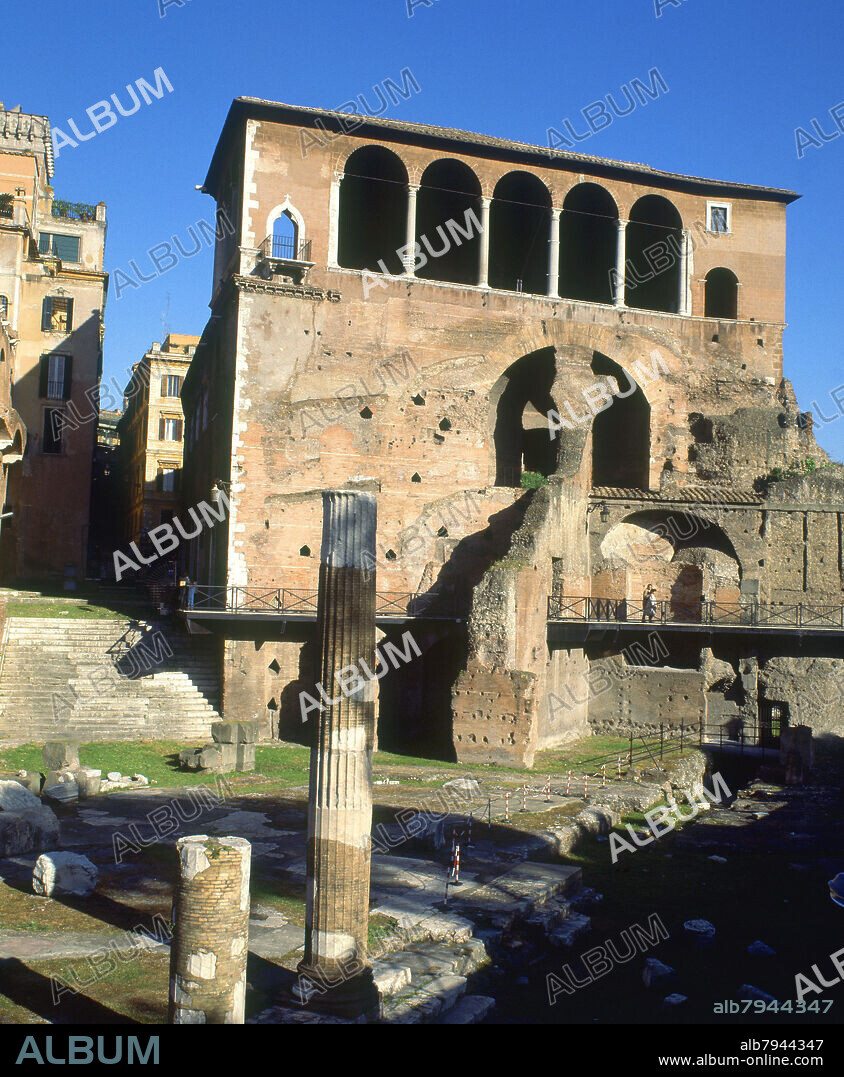 CASA DE LOS CABALLEROS DE RODAS, PRIORATO DE LA ORDEN HOSPITALARIA DE SAN JUAN DE JERUSALEN QUE SE INSTALO EN EL FORO DE AUGUSTO A FIN.
