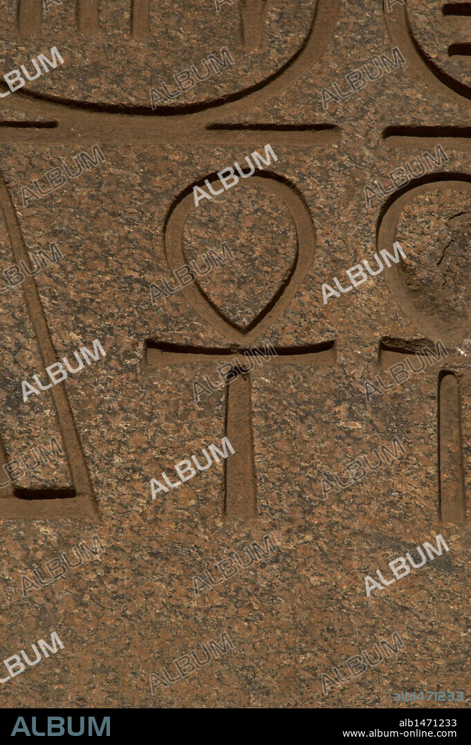 ESCRITURA JEROGLIFICA. EGIPTO. "LLAVE O LAZO DE LA VIDA". Relieve del "ANKH" que en jeroglífico significa VIDA y, como símbolo, significa VIDA ETERNA. PRIMER PATIO DE RAMSES II. TEMPLO DE LUXOR. DINASTIA XIX. (1320-1200 a. C.). IMPERIO NUEVO.