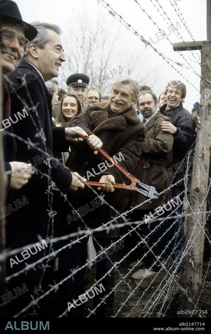 Foreign Ministers Of Czechoslovakia And Austria Jiri Dienstbier (Right) And Alois Mock Symbolically Cut Their Way Through The Iron Curtain On The Czech-Austrian Border In Hate/Kleinhaugsdorf On December 17Th,1989.  (Photo by: Sovfoto/UIG via Getty Images).