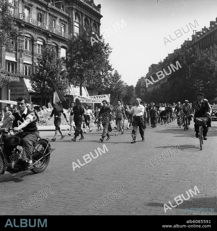 2. Weltkrieg / Frankreich: Befreiung ("Libération") von Paris am 25. August 1944.-Aufmarsch von Mitgliedern der Résistance.-Foto, 26.8.1944.