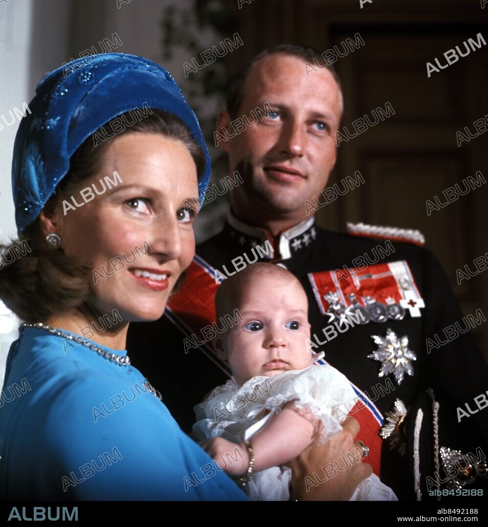 OSLO 19730920 . Kronprinsessan Sonja med prins Haakon och kronprins Harald under en fotosession på kungliga slottet i Oslo, Norge. Foto: NTB-arkiv / SCANPIX / Kod 20520.