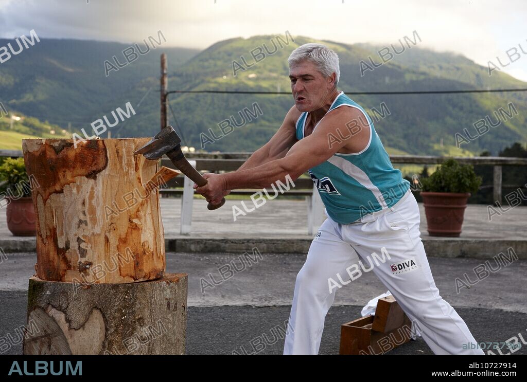 Luis Txapartegi, Aizkolari (wood-chopping), Basque rural sport, Aduna, Gipuzkoa, Basque Country, Spain.